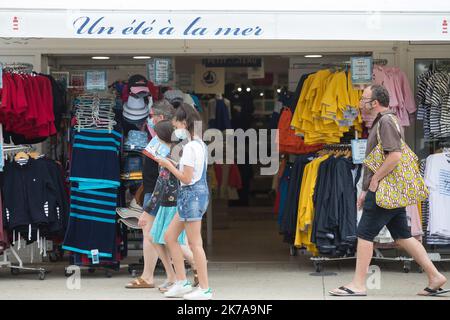 ©PHOTOPQR/OUEST FRANCE/QUEMENER YVES-MARIE ; Quiberon ; 24/07/2020 ; la ville de Quiberon (Morbihan) compte désormais un « cluster » après la découverte de quatre cas positifs dans l’entourage d’un Premier cas confirmmé dimanche 19 juillet 2020. Le port du masque est obligatoire à Quiberon par arrêté Municipal sur l'axe principal commercant de la ville, la rue de Verdun et le front de mer in direzione de la gare Maritime. Foto Yves-marie Quemener / Ouest-France - Quiberon, Francia, 24th 2020 luglio - Covid-19 cluster - centro pandemico - a Quiberon, una città francese della bretagna Foto Stock