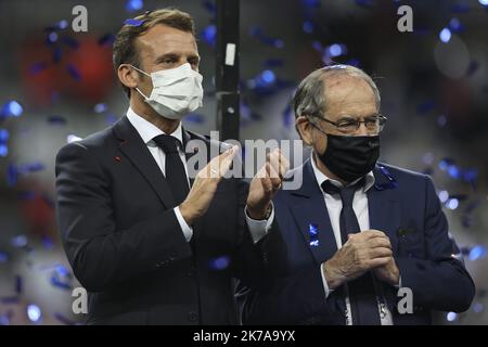 ©Sebastien Muylaert/MAXPPP - Presidente della Repubblica francese Emmanuel MACRON e presidente della Federazione francese Noel le graet durante la finale di Coppa di Francia tra Parigi Saint Germain e Saint Etienne allo Stade de France, a Parigi, Francia. 24.07.2020 Foto Stock