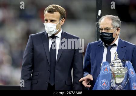 ©Sebastien Muylaert/MAXPPP - Presidente della Repubblica francese Emmanuel MACRON e presidente della Federazione francese Noel le graet durante la finale di Coppa di Francia tra Parigi Saint Germain e Saint Etienne allo Stade de France, a Parigi, Francia. 24.07.2020 Foto Stock