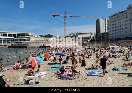 ©PHOTOPQR/LA PROVENCE/VALERIE VREL ; Marseille ; 26/07/2020 ; Illustrations sur la fréquentation de la plage des Catalans, en plein de coeur de la ville de Marseille, un dimanche du mois de juillet 2020. - Marsiglia, Francia, 26th 2020 luglio - le persone godono di vacanze o domenica sulla spiaggia Foto Stock