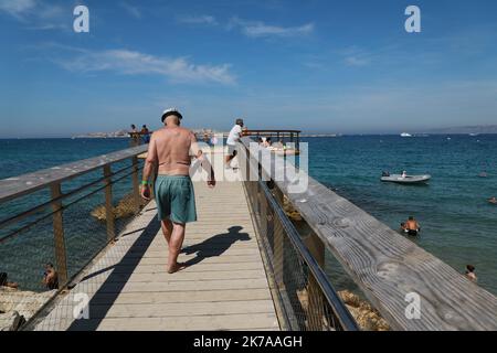 ©PHOTOPQR/LA PROVENCE/VALERIE VREL ; Marseille ; 26/07/2020 ; Illustrations sur la fréquentation de la plage des Catalans, en plein de coeur de la ville de Marseille, un dimanche du mois de juillet 2020. - Marsiglia, Francia, 26th 2020 luglio - le persone godono di vacanze o domenica sulla spiaggia Foto Stock