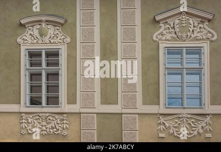 Vedi finissimi rivestimenti in gesso per finestre. La regione bohémien della Repubblica Ceca, Kutná Hora, è una città patrimonio dell'umanità dell'UNESCO con architettura medievale. Foto Stock