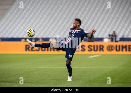 Aurelien Morissard / IP3; Paris Saint Germain's Neymar JR (C) in azione durante la finale di calcio della Coppa di Lega tra Paris Saint Germain (PSG) e Olympique Lyonnais (OL), nello Stade de France di Saint-Denis vicino a Parigi, Francia, 31 luglio 2020. Foto Stock