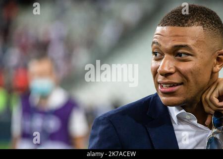 Aurelien Morissard / IP3; Paris Saint Germain's Kylian Mbappe festeggia con i compagni di squadra dopo aver vinto la partita finale di calcio della Coppa di Lega tra Paris Saint Germain (PSG) e Olympique Lyonnais (OL), nello Stade de France di Saint-Denis vicino a Parigi, 31 luglio 2020. Foto Stock