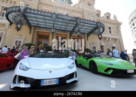 ©PHOTOPQR/NICE MATIN/Cyril Dodergny ; Monaco ; 02/08/2020 ; Monaco le 02/08/2020 - Rassemblement d'une soixantaine de Lamborghini dvant le Casino de Monte-Carlo Lamborghini rally davanti al Casinò di Monte-Carlo il 2 agosto 2020 Foto Stock