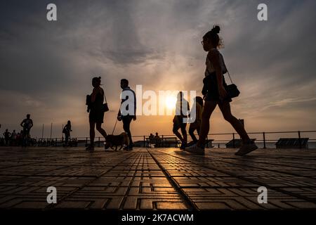 ©Arnaud BEINAT/Maxppp. 2020/07/31. Ostende, Belgio. Touristes et vacanciers sur le bord de mer au centre ville. Foto Stock