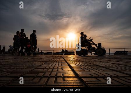 ©Arnaud BEINAT/Maxppp. 2020/07/31. Ostende, Belgio. Touristes et vacanciers sur le bord de mer au centre ville. Foto Stock