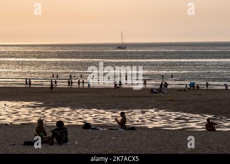 ©Arnaud BEINAT/Maxppp. 2020/07/31. Ostende, Belgio. La plage du centre ville d Ostende au soleil couchant. Foto Stock