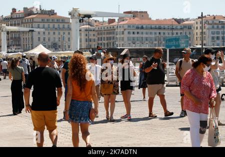 ©PHOTOPQR/LA PROVENCE/VALERIE VREL ; Marseille ; 08/08/2020 ; Tourisme à Marseille, dans le secteur du Vieux-Port, où le port du masque est dorénavant obligatoire du 08 aôut au 31 août 2020, depuis l'arrêté prefectoral, tout comme dans deux autres secteurs de la ville : la Plaine et Julien Borély. - Marsiglia, Francia, 8th 2020 agosto - maschere obbligatorie a Marsiglia Foto Stock