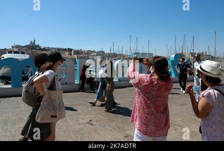 ©PHOTOPQR/LA PROVENCE/VALERIE VREL ; Marseille ; 08/08/2020 ; Tourisme à Marseille, dans le secteur du Vieux-Port, où le port du masque est dorénavant obligatoire du 08 aôut au 31 août 2020, depuis l'arrêté prefectoral, tout comme dans deux autres secteurs de la ville : la Plaine et Julien Borély. - Marsiglia, Francia, 8th 2020 agosto - maschere obbligatorie a Marsiglia Foto Stock