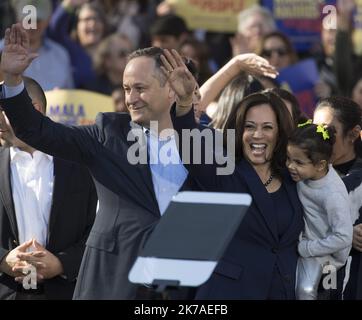 TERRY SCHMITT/UPI/MAXPPP - il candidato presidenziale democratico presunto Joe ha annunciato oggi che ha scelto il Sen. Kamala Harris, D-Calif., come suo compagno di corsa per le elezioni presidenziali del 2020 il martedì 11 agosto, 2020 Harris visto in questa foto del file con il marito Douglas Emhoff (L) onde dopo il rally di calcio d'inizio per la sua campagna presidenziale del 2020 a Frank Ogawa Plaza a Oakland, California, il 27 gennaio 2019. Foto di Terry Schmitt/UPI Foto Stock