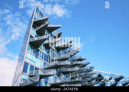 Copenhagen, Danimarca - Settembre 2022: VM Case con balconi triangolari dall'aspetto moderno, progettate da JDS e Bjarke Ingels Group, quartiere di Orestad Foto Stock