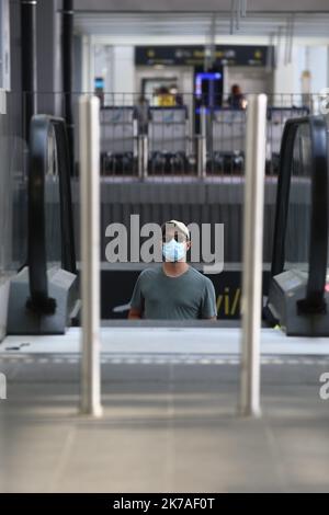 ©Pierre Teyssot/MAXPPP ; Coronavirus Outbreak - Aeroporto Marco Polo il 12th agosto 2020, Venezia, Italia. A causa della pandemia del Covid-19 si osserva una riduzione del traffico aereo e del numero di turisti che arrivano in aereo e transitano attraverso l'aeroporto per visitare la Serenissima. L'economia del turismo è in profonda crisi. Un uomo che indossa una maschera protettiva. Â Pierre Teyssot / Maxppp Foto Stock