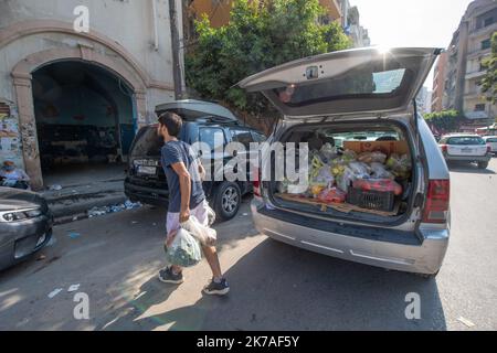 ©CAROLINE BLUMBERG/MAXPPP - BEIRUT, 14 agosto 2020 - persone anonime vengono in aiuto dei bisognosi con il cibo, portando loro stessi il cibo. A Beirut, Libano, 14 2020 agosto. Una settimana dopo le esplosioni che hanno devastato Beirut, il primo ministro libanese Hassan Diab ha annunciato le dimissioni del suo governo. Foto Stock