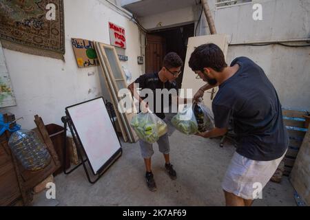 ©CAROLINE BLUMBERG/MAXPPP - BEIRUT, 14 agosto 2020 - persone anonime vengono in aiuto dei bisognosi con il cibo, portando loro stessi il cibo. A Beirut, Libano, 14 2020 agosto. Una settimana dopo le esplosioni che hanno devastato Beirut, il primo ministro libanese Hassan Diab ha annunciato le dimissioni del suo governo. Foto Stock