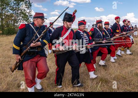 Arnaud BEINAT/Maxppp. 2020/08/16. Gravelotte, Mosella, Francia. Pour commémorer les 150 ans de la bataille de Gravelotte en 1870, l'Association des Arquebusiers de l'Est à reconstituté un bivouac et les combats de l'époque. Tirs de fusil, tirs de canon, présence de soldats en unique de la Garde Impériale, de Chasseurs, d'artilleurs, ecc. Deux femmes représentaient les infirmières et les cantinières de l'époque. Cette Constitution avait lieu dans le musée de l'annexion et non loin d'une maison où séjourna l'empereur Napoléon III dans la nuit du 15 au 16 août 1870. Foto Stock
