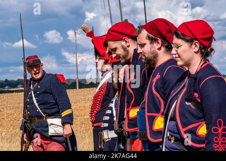 Arnaud BEINAT/Maxppp. 2020/08/16. Gravelotte, Mosella, Francia. Pour commémorer les 150 ans de la bataille de Gravelotte en 1870, l'Association des Arquebusiers de l'Est à reconstituté un bivouac et les combats de l'époque. Tirs de fusil, tirs de canon, présence de soldats en unique de la Garde Impériale, de Chasseurs, d'artilleurs, ecc. Deux femmes représentaient les infirmières et les cantinières de l'époque. Cette Constitution avait lieu dans le musée de l'annexion et non loin d'une maison où séjourna l'empereur Napoléon III dans la nuit du 15 au 16 août 1870. Foto Stock