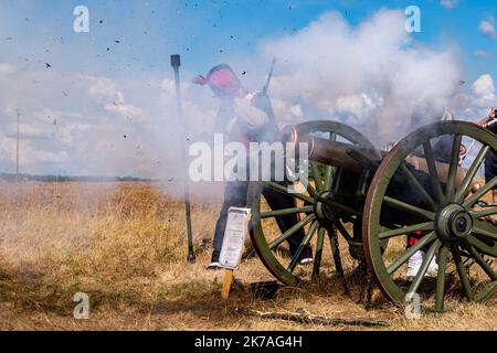Arnaud BEINAT/Maxppp. 2020/08/16. Gravelotte, Mosella, Francia. Pour commémorer les 150 ans de la bataille de Gravelotte en 1870, l'Association des Arquebusiers de l'Est à reconstituté un bivouac et les combats de l'époque. Tirs de fusil, tirs de canon, présence de soldats en unique de la Garde Impériale, de Chasseurs, d'artilleurs, ecc. Deux femmes représentaient les infirmières et les cantinières de l'époque. Cette Constitution avait lieu dans le musée de l'annexion et non loin d'une maison où séjourna l'empereur Napoléon III dans la nuit du 15 au 16 août 1870. Foto Stock