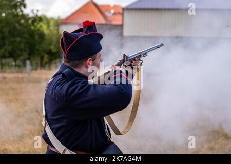 Arnaud BEINAT/Maxppp. 2020/08/16. Gravelotte, Mosella, Francia. Pour commémorer les 150 ans de la bataille de Gravelotte en 1870, l'Association des Arquebusiers de l'Est à reconstituté un bivouac et les combats de l'époque. Tirs de fusil, tirs de canon, présence de soldats en unique de la Garde Impériale, de Chasseurs, d'artilleurs, ecc. Deux femmes représentaient les infirmières et les cantinières de l'époque. Cette Constitution avait lieu dans le musée de l'annexion et non loin d'une maison où séjourna l'empereur Napoléon III dans la nuit du 15 au 16 août 1870. Foto Stock