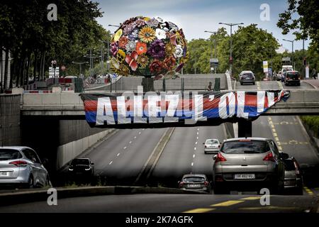 ©PHOTOPQR/LE PROGRES/Maxime JEGAT - Lyon 19/08/2020 - Ambiance à Lyon avant la 1/2 finale de coupé d'Europe le 19 aout 2020 -un groupe de supporteurs de l'Olympique lyonnais (OL) a templé une banderole quai du Dr Gailleton à Lyon sur laquelle on peut lire: 'Ol'. L'Olympique lyonnais joue ce soir une demie-finale de Champions League Face au Bayern de Munich à Lisbonne au Portugal. - Lione, Francia, agosto 19th 2020 - atmosfera a Lione come semifinale della Champions League tra OL e Bayern Monaco inizierà tra poche ore a Lisbona, Portogallo Foto Stock