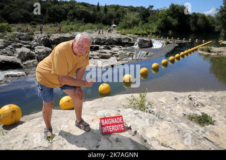 ©PHOTOPQR/LA PROVENCE/ESPOSITO Ange ; 14/08/2020 ; Nouveau dispossitif de surveillance par radar du site remarquable des Cascades du Sautadet de la Roque sur Cèze ICI le maire Robert GAUTIER devant les Cascades du Sautadet : un radar pour veiller sur la sécurité des baigneurs dans le Gard rhodanien, la Roque-sur-Cèze teste une technologie issue de la recherche militaire pour éviter que les visiteurs empuntent une zone dangereuse 14th 2020 agosto - Cascades du Sautadet: Un radar per garantire la sicurezza dei nuotatori nella regione Rhône-Alpes, la Roque-sur-Cèze sta testando un risultato tecnologico Foto Stock