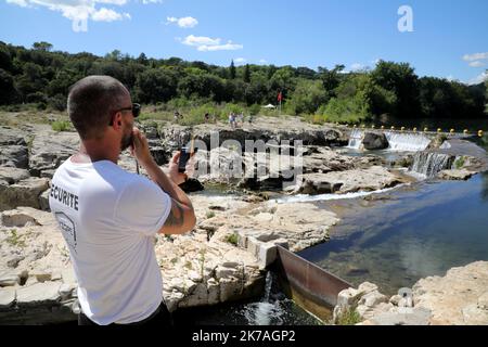 ©PHOTOPQR/LA PROVENCE/ESPOSITO Ange ; 14/08/2020 ; Nouveau dispossitif de surveillance par radar du site remarquable des Cascades du Sautadet de la Roque sur Cèze ICI l Agent de surveillance de site Cascades du Sautadet : un radar pour veiller sur la sécurité des baigneurs dans le Gard rhodanien, la Roque-sur-Cèze teste une technologie issue de la recherche militaire pour éviter que les visiteurs empuntent une zone dangereuse 14th 2020 agosto - Cascades du Sautadet: Un radar per garantire la sicurezza dei nuotatori nella regione Rhône-Alpes, la Roque-sur-Cèze sta testando una tecnologia risultante da mil Foto Stock