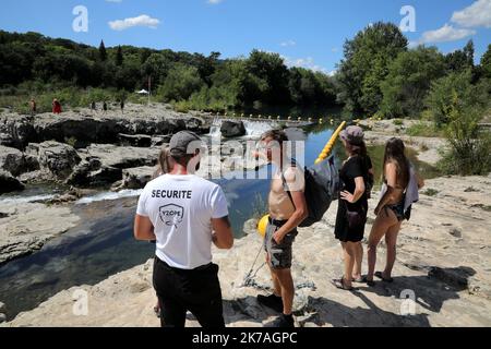 ©PHOTOPQR/LA PROVENCE/ESPOSITO Ange ; 14/08/2020 ; Nouveau dispossitif de surveillance par radar du site remarquable des Cascades du Sautadet de la Roque sur Cèze ICI l Agent de surveillance de site Cascades du Sautadet : un radar pour veiller sur la sécurité des baigneurs dans le Gard rhodanien, la Roque-sur-Cèze teste une technologie issue de la recherche militaire pour éviter que les visiteurs empuntent une zone dangereuse 14th 2020 agosto - Cascades du Sautadet: Un radar per garantire la sicurezza dei nuotatori nella regione Rhône-Alpes, la Roque-sur-Cèze sta testando una tecnologia risultante da mil Foto Stock