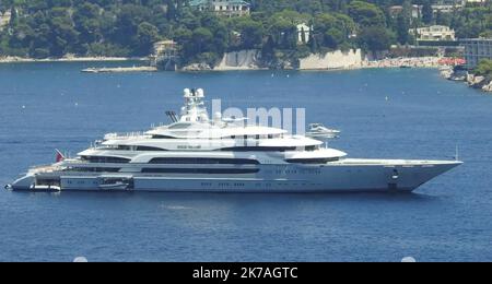 ©PHOTOPQR/NICE MATIN/Eric Ottino ; Vilefranche sur mer; 20/08/2020 ; mega yacht Oceans Victory un megayacht de 140 m dans la rade de Villefranche la rade de Villefranche reit, depuis samedi, l’un des Plus grands yachts privés du monde: l’Ocean Victory. Il est pourvu de sept ponts, ses dimensions sont impressionnantes: 140 mètres de long pour 20 m de large, le tout alimenté par deux moteurs diesel de 3,400 CV. Villefranche sur mer, Francia, 20th 2020 agosto da sabato, il porto di Villefranche accoglie uno dei più grandi yacht privati al mondo: La vittoria sull'oceano. E' dotato Foto Stock