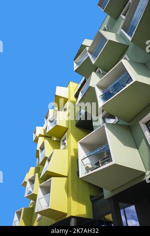 Copenaghen, Danimarca - Settembre 2022: Moderni edifici a forma di cubo verde giallo, quartiere di Orestad progettato da JJW Arkitekter Ørestad Plejecenter, Senior Housing Foto Stock