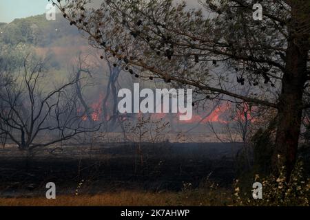 ©PHOTOPQR/LA PROVENCE/Serge Gueroult ; Saint Mitre ; 24/08/2020 ; un incendie a parcouru 500 ettari sur les communes de Saint Mitre les remparts et Port de Bouc , le feu n'est toujours pas fixé en début de soirée . Incendio nei pressi di Istres: L'incendio ha già coperto 450 ettari. Agosto 24, 2020 Foto Stock