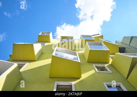 Copenaghen, Danimarca - Settembre 2022: Moderni edifici a forma di cubo verde giallo, quartiere di Orestad progettato da JJW Arkitekter Ørestad Plejecenter, Senior Housing Foto Stock