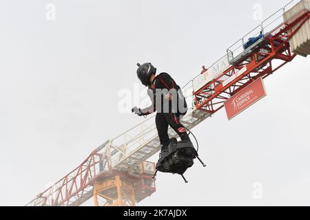 ©PHOTOPQR/LA NOUVELLE REPUBLIQUE/Alain Biais - POITIERS - 26/08/2020 Franky Zapata survole le Futuroscope pour la pose de la première pierre de l'Arena l'homme volant, Franky Zapata a survolé le Futuroscope de Poitiers ce mercredi soir à l'occasione de la posa de l'Aréna. Un événement d'autant più rimarquable que c'était son Premier vol cette public année. Poitiers, Francia, 26th 2020 agosto - l'uomo volante, Franky Zapata volò sul Futuroscope a Poitiers questo mercoledì sera in occasione della posa della pietra di fondazione dell'Arena. Un evento ancora più r Foto Stock