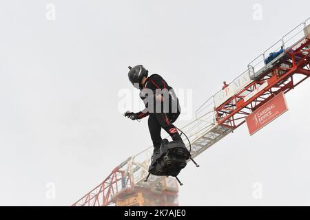 ©PHOTOPQR/LA NOUVELLE REPUBLIQUE/Alain Biais - POITIERS - 26/08/2020 Franky Zapata survole le Futuroscope pour la pose de la première pierre de l'Arena l'homme volant, Franky Zapata a survolé le Futuroscope de Poitiers ce mercredi soir à l'occasione de la posa de l'Aréna. Un événement d'autant più rimarquable que c'était son Premier vol cette public année. Poitiers, Francia, 26th 2020 agosto - l'uomo volante, Franky Zapata volò sul Futuroscope a Poitiers questo mercoledì sera in occasione della posa della pietra di fondazione dell'Arena. Un evento ancora più r Foto Stock