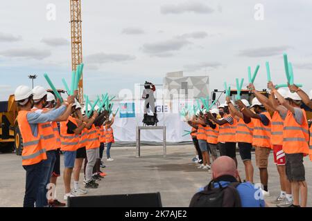 ©PHOTOPQR/LA NOUVELLE REPUBLIQUE/Alain Biais - POITIERS - 26/08/2020 Franky Zapata survole le Futuroscope pour la pose de la première pierre de l'Arena l'homme volant, Franky Zapata a survolé le Futuroscope de Poitiers ce mercredi soir à l'occasione de la posa de l'Aréna. Un événement d'autant più rimarquable que c'était son Premier vol cette public année. Poitiers, Francia, 26th 2020 agosto - l'uomo volante, Franky Zapata volò sul Futuroscope a Poitiers questo mercoledì sera in occasione della posa della pietra di fondazione dell'Arena. Un evento ancora più r Foto Stock