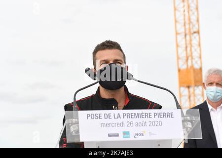 ©PHOTOPQR/LA NOUVELLE REPUBLIQUE/Alain Biais - POITIERS - 26/08/2020 Franky Zapata survole le Futuroscope pour la pose de la première pierre de l'Arena l'homme volant, Franky Zapata a survolé le Futuroscope de Poitiers ce mercredi soir à l'occasione de la posa de l'Aréna. Un événement d'autant più rimarquable que c'était son Premier vol cette public année. Poitiers, Francia, 26th 2020 agosto - l'uomo volante, Franky Zapata volò sul Futuroscope a Poitiers questo mercoledì sera in occasione della posa della pietra di fondazione dell'Arena. Un evento ancora più r Foto Stock