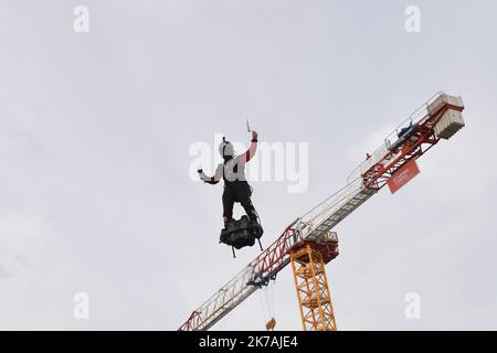 ©PHOTOPQR/LA NOUVELLE REPUBLIQUE/Alain Biais - POITIERS - 26/08/2020 Franky Zapata survole le Futuroscope pour la pose de la première pierre de l'Arena l'homme volant, Franky Zapata a survolé le Futuroscope de Poitiers ce mercredi soir à l'occasione de la posa de l'Aréna. Un événement d'autant più rimarquable que c'était son Premier vol cette public année. Poitiers, Francia, 26th 2020 agosto - l'uomo volante, Franky Zapata volò sul Futuroscope a Poitiers questo mercoledì sera in occasione della posa della pietra di fondazione dell'Arena. Un evento ancora più r Foto Stock