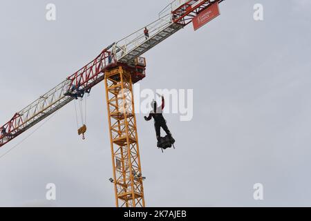 ©PHOTOPQR/LA NOUVELLE REPUBLIQUE/Alain Biais - POITIERS - 26/08/2020 Franky Zapata survole le Futuroscope pour la pose de la première pierre de l'Arena l'homme volant, Franky Zapata a survolé le Futuroscope de Poitiers ce mercredi soir à l'occasione de la posa de l'Aréna. Un événement d'autant più rimarquable que c'était son Premier vol cette public année. Poitiers, Francia, 26th 2020 agosto - l'uomo volante, Franky Zapata volò sul Futuroscope a Poitiers questo mercoledì sera in occasione della posa della pietra di fondazione dell'Arena. Un evento ancora più r Foto Stock