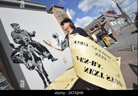 ©PHOTOPQR/VOIX DU NORD/Sebastien JARRY ; 27/08/2020 ; Marcq-en-Baroeul. le 27/08/2020. Le Street artiste Jef Aeorosol en train de peindre une fresque au center tecnica comunale. Foto : Sébastien JARRY : LA VOIX DU NORD - Jean-Francois Perroy, meglio conosciuto sotto lo pseudonimo di Jef Aérosol, è nato a Nantes (Francia) il 15th 1957 gennaio. È un artista francese di stencil urbano, un sostenitore principale della prima generazione di artisti di strada che hanno iniziato a lavorare per le strade nei primi anni '80s. Foto Stock