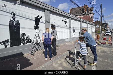 ©PHOTOPQR/VOIX DU NORD/Sebastien JARRY ; 27/08/2020 ; Marcq-en-Baroeul. le 27/08/2020. Le Street artiste Jef Aeorosol en train de peindre une fresque au center tecnica comunale. Foto : Sébastien JARRY : LA VOIX DU NORD - Jean-Francois Perroy, meglio conosciuto sotto lo pseudonimo di Jef Aérosol, è nato a Nantes (Francia) il 15th 1957 gennaio. È un artista francese di stencil urbano, un sostenitore principale della prima generazione di artisti di strada che hanno iniziato a lavorare per le strade nei primi anni '80s. Foto Stock