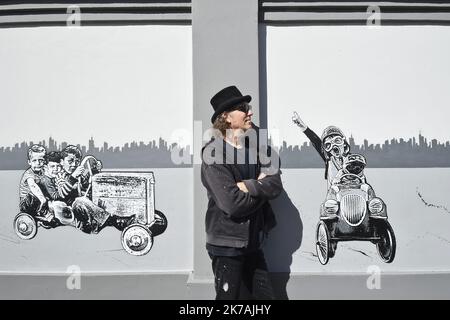 ©PHOTOPQR/VOIX DU NORD/Sebastien JARRY ; 27/08/2020 ; Marcq-en-Baroeul. le 27/08/2020. Le Street artiste Jef Aeorosol en train de peindre une fresque au center tecnica comunale. Foto : Sébastien JARRY : LA VOIX DU NORD - Jean-Francois Perroy, meglio conosciuto sotto lo pseudonimo di Jef Aérosol, è nato a Nantes (Francia) il 15th 1957 gennaio. È un artista francese di stencil urbano, un sostenitore principale della prima generazione di artisti di strada che hanno iniziato a lavorare per le strade nei primi anni '80s. Foto Stock