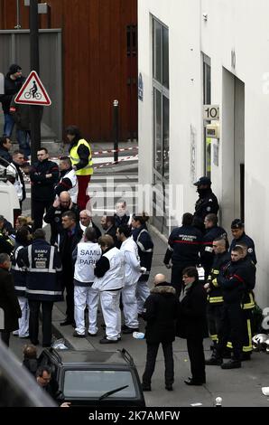 ©PHOTOPQR/l'EST REPUBLICAIN ; 02/09/2020 - la Francia riaprirà uno dei peggiori capitoli della sua storia recente questa settimana, quando più di una dozzina di persone vengono processate accusate di aver aiutato i terroristi jihadisti a massacrare il personale della rivista satirica Charlie Hebdo. FILES TERRORISME - ATTENTAT - JOURNAL - PRESSE - CHARLIE HEBDO - POLIZIA SECURITE INTERIEURE - VIGIPIRATE. Parigi 7 gennaio 2015. Les Forces de l'ordre après l'attaque terroriiste au journal hebdomadaire satirique CHARLIE HEBDO qui a fait 12 morts ce matin au 10 rue Nicolas Appert dans le 11ème circondario de Paris. FOTO Alexandre MARZO Foto Stock