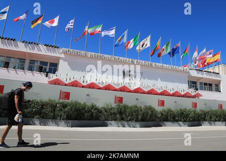 ©Pierre Teyssot/MAXPPP ; Arrivi e tappeti rossi prima della cerimonia di apertura del 77th° Festival del Cinema di Venezia al Lido di Venezia, il 2 settembre 2020. Cinema Palazzo con bandiere Â© Pierre Teyssot / Maxppp Foto Stock