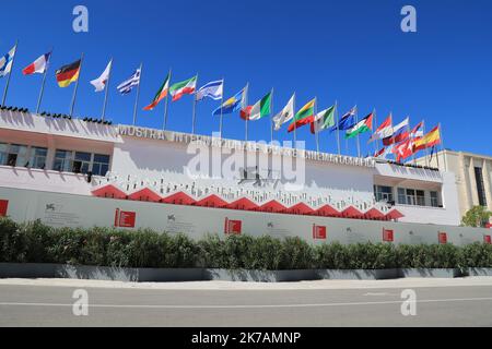 ©Pierre Teyssot/MAXPPP ; Arrivi e tappeti rossi prima della cerimonia di apertura del 77th° Festival del Cinema di Venezia al Lido di Venezia, il 2 settembre 2020. Cinema Palazzo con bandiere Â© Pierre Teyssot / Maxppp Foto Stock