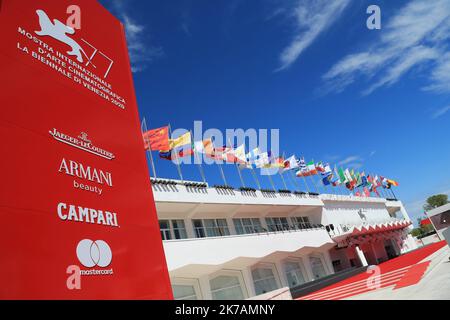 ©Pierre Teyssot/MAXPPP ; Arrivi e tappeti rossi prima della cerimonia di apertura del 77th° Festival del Cinema di Venezia al Lido di Venezia, il 2 settembre 2020. Empty Red Carpet e sponsor, Campari, Lexus, Mastercard del festival Â© Pierre Teyssot / Maxppp Foto Stock