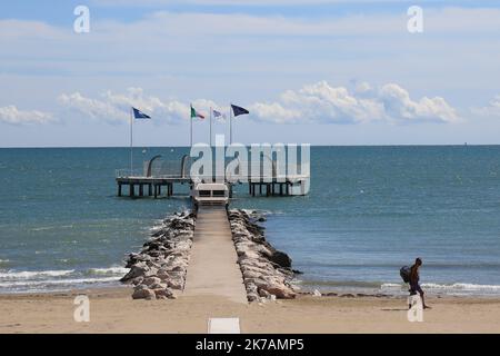 ©Pierre Teyssot/MAXPPP ; 77th Festival del Cinema di Venezia al Lido di Venezia il 2 settembre 2020. Molo vuoto e spiaggia al Lido Excelsior Hotel Â© Pierre Teyssot / Maxppp Foto Stock