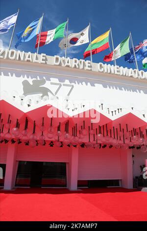 ©Pierre Teyssot/MAXPPP ; Arrivi e tappeti rossi prima della cerimonia di apertura del 77th° Festival del Cinema di Venezia al Lido di Venezia, il 2 settembre 2020. Tappeto rosso vuoto prima dell'apertura Â© Pierre Teyssot / Maxppp Foto Stock