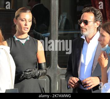 ©Pierre Teyssot/MAXPPP ; gli ospiti vengono visti fuori dall'Excelsior Hotel prima della cerimonia di apertura del 77th° Festival del Cinema di Venezia al Lido di Venezia, il 2 settembre 2020. Sveva Alviti e Anthony Delon Â© Pierre Teyssot / Maxppp Foto Stock