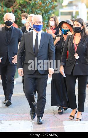 ©PIERRE TEYSSOT/MAXPPP ; gli ospiti vengono visti all'esterno dell'Excelsior Hotel prima della cerimonia di apertura del 77th° Festival del Cinema di Venezia al Lido di Venezia, il 2 settembre 2020. Direttore del Festival Internazionale del Cinema di Cannes, Thierry Fremaux (C) Foto Stock