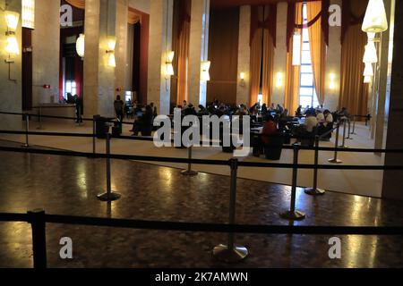 ©Pierre Teyssot/MAXPPP ; gli ospiti vengono visti fuori dall'Excelsior Hotel prima della cerimonia di apertura del 77th° Festival del Cinema di Venezia al Lido di Venezia, il 2 settembre 2020. I giornalisti sono visti all'interno della sala stampa. Â Pierre Teyssot / Maxppp Foto Stock