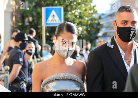 ©Pierre Teyssot/MAXPPP ; gli ospiti vengono visti fuori dall'Excelsior Hotel prima della cerimonia di apertura del 77th° Festival del Cinema di Venezia al Lido di Venezia, il 2 settembre 2020. Cantante Elodie e Marracash Â© Pierre Teyssot / Maxppp Foto Stock